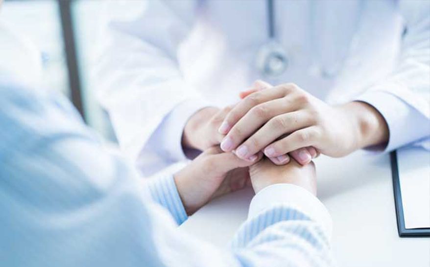 SaVida Health clinician speaking with a patient